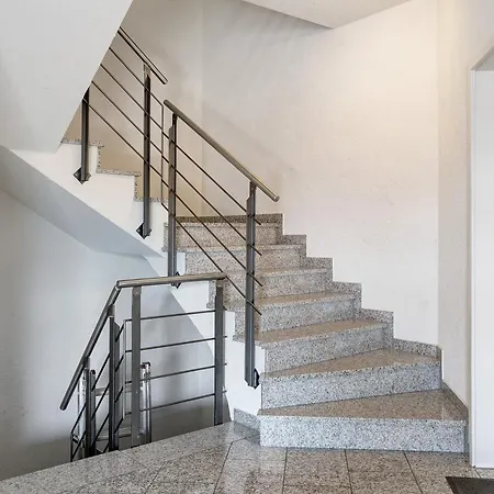 Am Stadtrand Von *